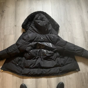 Jacka 🧥  - tjock, varm jacka perfekt till vintern säljer för jag har växt ur den  