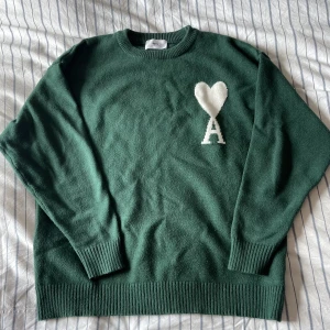 Ami Paris stickad tröja - Super snygg tröja. Är i super fint skick endast använd fåtal gånger. Storlek L men sitter bra på M med !