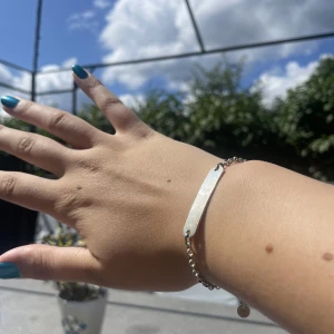 Litet silvrigt armband - Litet silvrigt armband. Är i fint skick, är endast i behov av en putsning