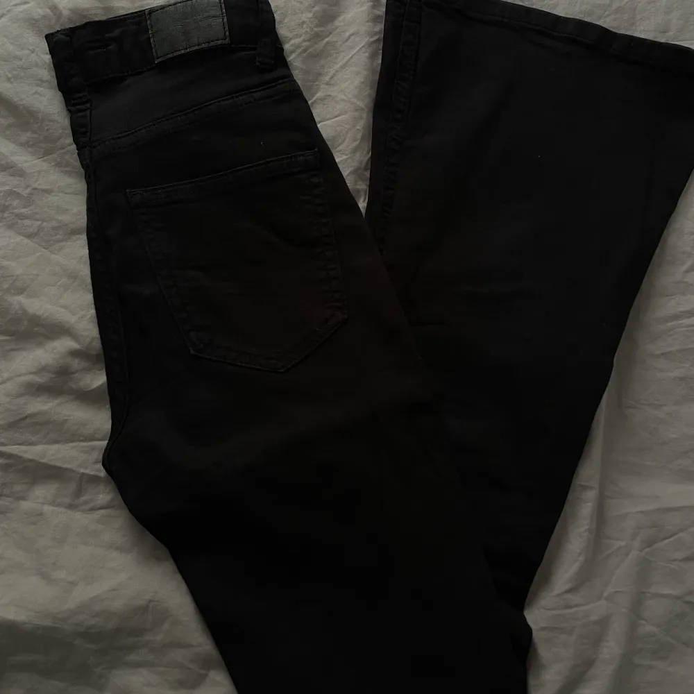 Jättebra skick, bootcut jeans från Gina tricot . Jeans & Byxor.