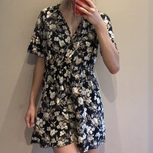 Blommig klänning - Luftig, vringad sommarklänning från Zara🌸 