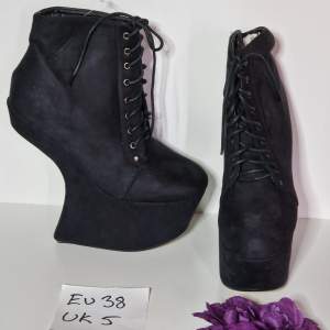 Heel-less boots i mockaimitation Klackhöjd ca 16 cm Platå ca 6,5 cm Helt nya och oanvända!