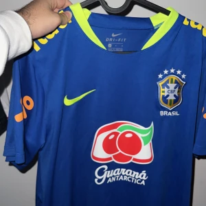 Brazil tränings tröja  - En brazil t-shirt som är för liten för mig har bara använt den en gång  Kommer med packet 