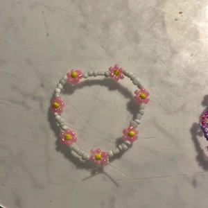Blomarmband  - Säljer tre armband för 25 kr + frakten 