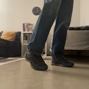 Nike Air Max 97 Safari Off Noir - Säljer mina slutsålda Safari Print 97or som är för små för mig. Köpta från Nike store för 1900kr nypris kondition är 8/10. Storlek US 9.5, EUR 43. Köparen står för frakt eller möts upp i gbg