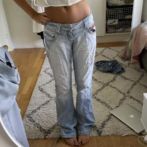 Assnygga lowwaist bootcut jeans från märket miss Vivi❣️