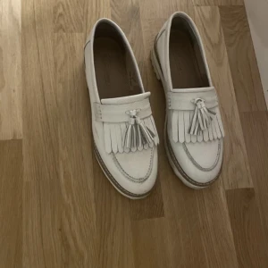 Skor asos näst intill nya! - Skor, stl. 39, Dam Använde dessa skor 2 gånger . Har ej fått andvänding utav dem mer. De är i bra skick . Köptes för 380kr på asos men säljer dem nu för 190kr kan gå ner i pris vid snabb äffär. De är perfekta till student eller finkläder .  