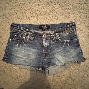Lågmidjade Mini jeans shorts - I strl ”152” men skulle säga att den är 32-34 i jeans storlek! 