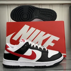 Nike dunk low  - Nike dunk low red Swoosh i storlek 42. Helt nya. Pris 1299kr möts i Sthlm eller frakt mot kostnad 