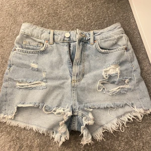 jeansshorts  - slitna jeansshorts ifrån bikbok! säljer då dem är för små för mig. jättefint skick! 