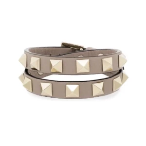 Valentino Armband  - Lägger upp igen, säljer detta dubbel valentino armbandet. Köpte förra våren men sparsamt använd, ser som ny ut. Nypris 3100kr❤️ Obs kan endast posta som tidigast i augusti!! 