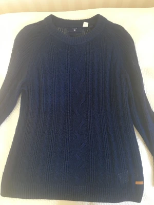 GANT jumper xs  - Mycket fin/ elegant top som man kan ha bara BH under eller en mörk färgad väst/linne. Super fin till jeans!   68% viscose samt 32%linne 