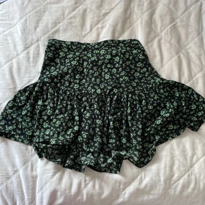 Kjol - Säljer denna kjolen i storlek S från Gina. Aldrig använd, bara legat i garderoben ett tag. Köpare står för frakt! 