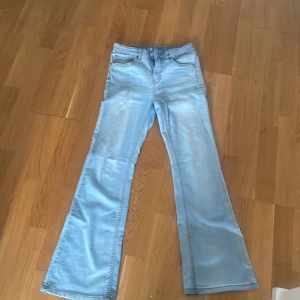 jeans 💓 - jätte cute jeans som köptes förra sommaren 🩷 säljer den då de inte kommer till användning. fråga om ni vill ha bilder hur den sitter på💞