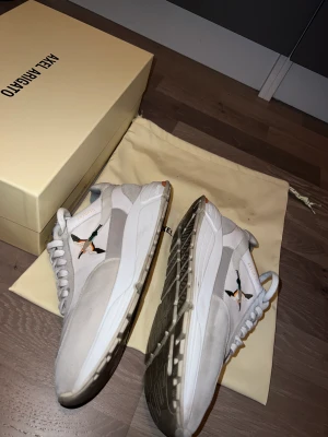 Axel Arigato Rush bee bird 42 - Axel Arigato Rush Sneakers storlek 42. Box och dustbag ingår.  Inköpta på Axel arigato i Stockholm.  Använda under en månad endast. Finns tecken på användning men fräscha i övrigt. Nypris : 3100kr Mitt pris 1200kr  https://axelarigato.com/men/footwear/rus
