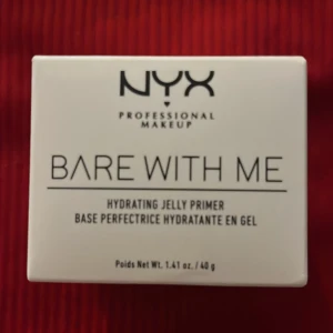Nyx jelly primer  - En nyx jelly primer (bare with me collection) återfuktande gel konsistens. Gör så att ditt smink håller i 8 timmar. Gör så att porer inte är synliga. Konsistensen är inte glistrig. Den har en uppfriskande känsla på huden. Den är halv använd.  