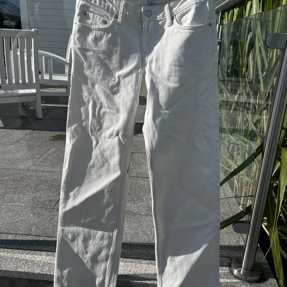 Helt nya Weekday jeans i modellen arrow. De är lågmidjade och raka  storlek 25/32🤍. Jeans & Byxor.