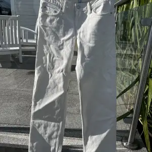 Helt nya Weekday jeans i modellen arrow. De är lågmidjade och raka  storlek 25/32🤍