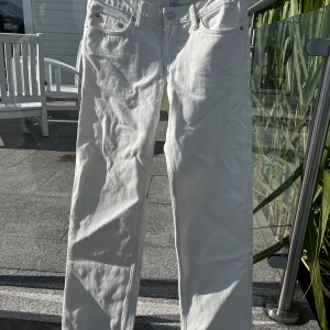 Vit Arrow Weekday jeans - Helt nya Weekday jeans i modellen arrow. De är lågmidjade och raka  storlek 25/32🤍