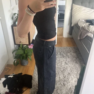 Jeans - Säljer dessa cargojeans från pull&bear!! Superfina men använder ej längre :( Storlek 38, passar mig perfekt som brukar ha S och är 174 cm lång💓 Säljer för 220+frakt💓💓