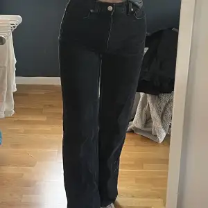 Svarta jeans från Zara, sparsamt använda storlek 36, riktigt snygg passform! 😇