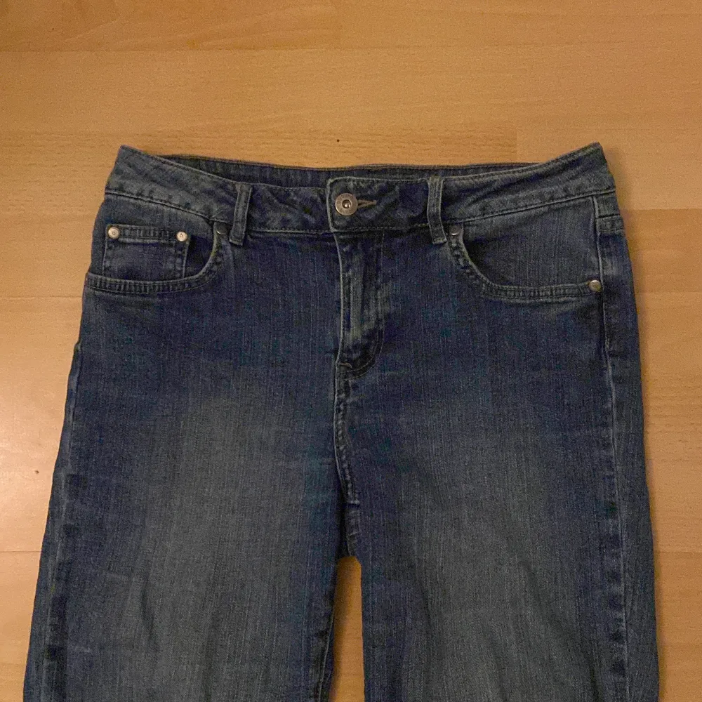 Midwaist jeans som är raka i benen, de är lite stora på mig så därför jag säljer dom. Jeans & Byxor.