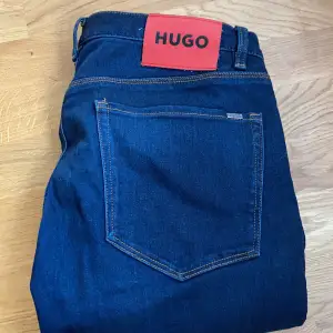Hugo boss jeans med snygga detaljer till man säljs för 800