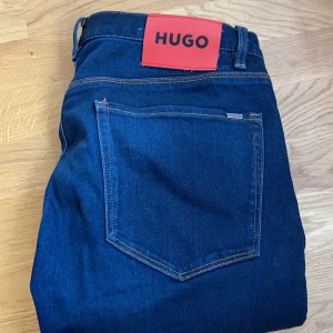 Hugo boss man jeans  - Hugo boss jeans med snygga detaljer till man säljs för 800