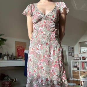 sommarklänning  - min bästa sommarklänning🪷 går ner till anklarna på mig som e 1.57