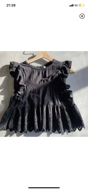 Topp från zara - Säljer denna så fina toppen från zara eftersom den inte kommer till användning💕💕