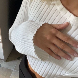 vit ribbstickad🌟 - fin ribbstickad tröja i nyskick 🩷 utsvängda armar