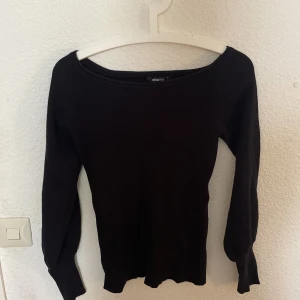 Ribbad offshoulder tröja - Bra skick