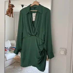Grön festlig klänning från Zara aldrig använd prislapp kvar. Är mer emerald grön än kameran tar upp (ser mörkare ut på bild) 💚
