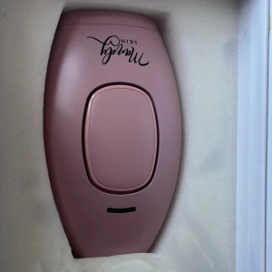Laser - Helt ny laser som aldrig kom till användning. Lasern är från Mandy Skin, rosa. Laddare och lådan kommer med naturligtvis. Köpt för 999kr säljer för 600kr