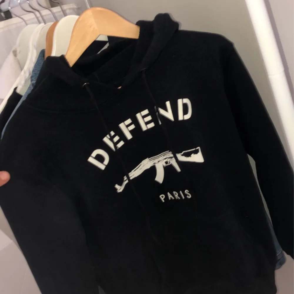 Ett märke som var väldigt populärt några år sen, den har blivit för liten för mig☺️. Hoodies.