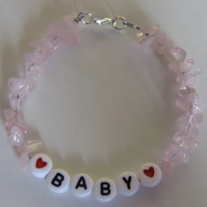 NYTT bokstavsarmband Baby hjärtan rosa stenar - Gulligt armband till din älskling. Passar handled på ca 16 cm. Nyskick