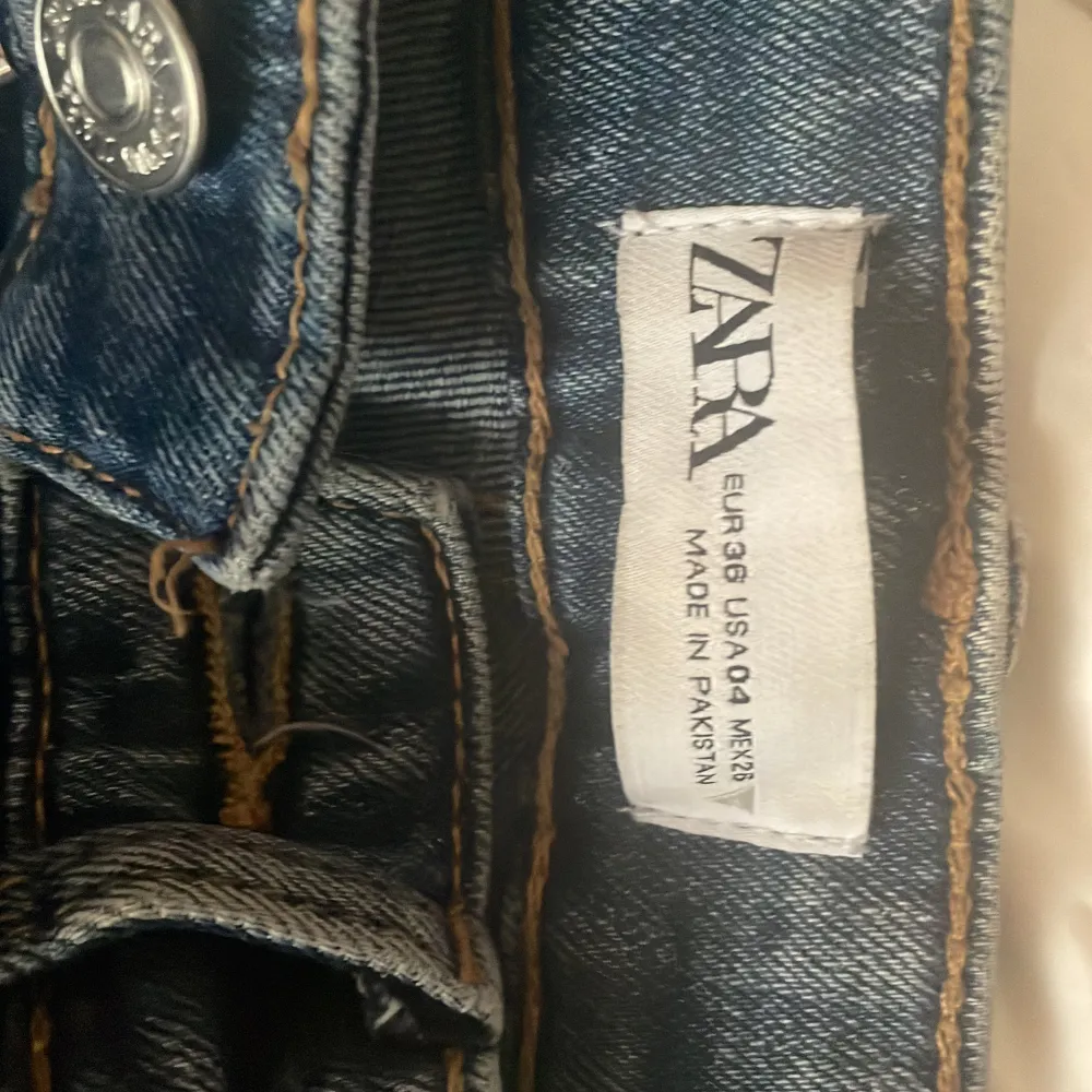 Några zara jeans som inte passar i midjan eller långden, jag är 170 cm. Det står att dom är 36 men funkar även som 34❤️❤️. Jeans & Byxor.