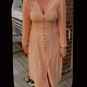 Klänning VeroModa - Säljer min så fina klänning som är köpt på VeroModa🫶🏼🧡 säljer då den ej kommer till användning längre :(   Storlek Medium/38 