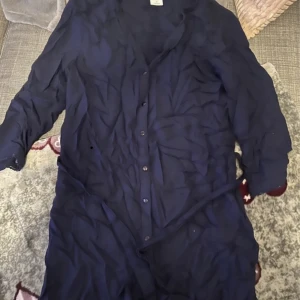 Klänning  - Mörkblå klänning, är i bra skick.