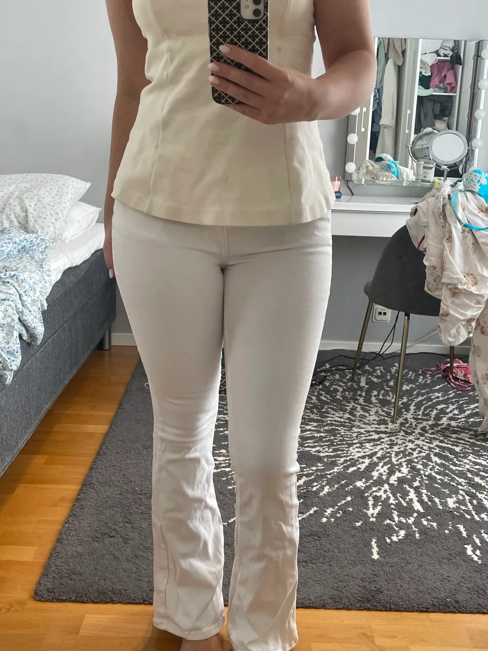 Super fina vita bootcut jeans som sitter perfekt i midjan. . Jeans & Byxor.