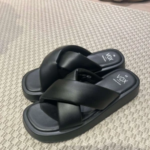 Vox shoes - Säljer dessa svarta tofflor från Vox. Så najs att ha nu i sommar men tyvärr förstor för mig.😕Inte använda. Köpare står för frakten😊