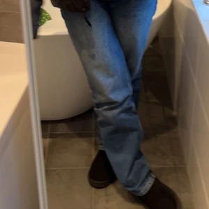 lågmidjade jeans - mörkblåa lågmidjade straight jeans, bra skick💖