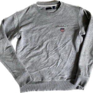 Gant sweatshirt stl 176 - Säljer denna tröja i stl 176 från Gant då den inte längre kommer till användning Använd fåtal gånger så är som ny, skick 9/10  Pris kan diskuteras Hör gärna av dig vid funderingar!