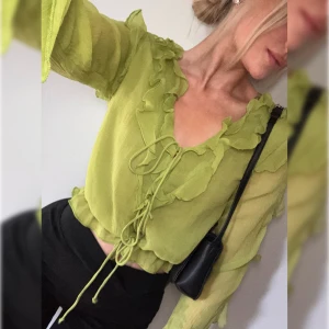 Blus - Grön blus Stl S Knäpps med band framtill