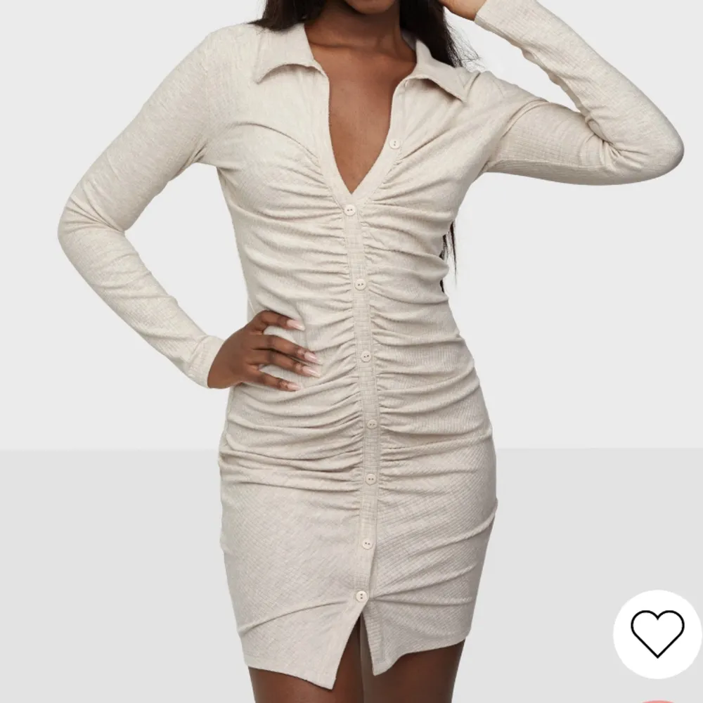 Beige stickad klänning från Nelly köpt för 2 år sedan, storlek 36, helt oanvänd, säljer pga att det inte längre är min stil💕. Klänningar.