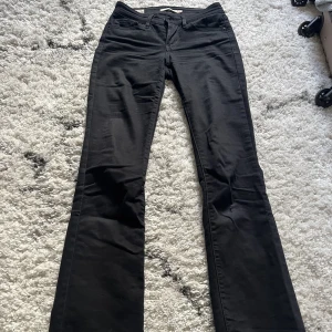 Lågmidjade jeans - Säljer nu mina skitsnygga lågmidjade Levis jeans. Säljer de för endast 150kr💗