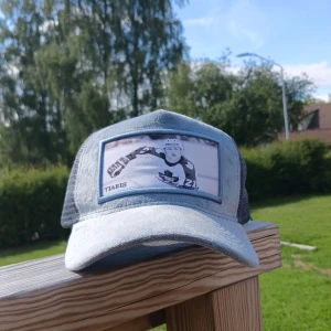 Tiaris velvet keps - Bra skick en liten buckla på sidan annars bra en svart vit bild på börge salming när han spelade för toronto maple leafs även limeterad och är slutsåld och priset kan även sänkas vid snabb affär hör av er om fler bilder eller om du har nån fråga.