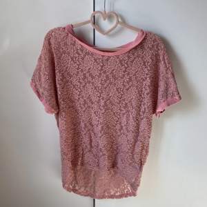 Jätte fin blus med ett blomigt mönster från RAINBOW i storlek 40/42 tröjan är i en gammal rosa färg, bra skick på tröjan inga konstigheter 