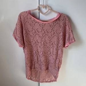 Blus/tröja  - Jätte fin blus med ett blomigt mönster från RAINBOW i storlek 40/42 tröjan är i en gammal rosa färg, bra skick på tröjan inga konstigheter 