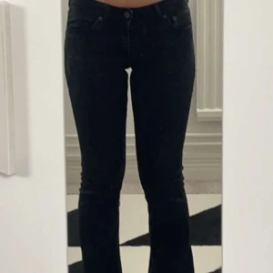 Svarta bootcut jeans - Jättesnygga bootcut jeans, men dom börjar bli för små för mig. Dom är fortfarande i bra skick 